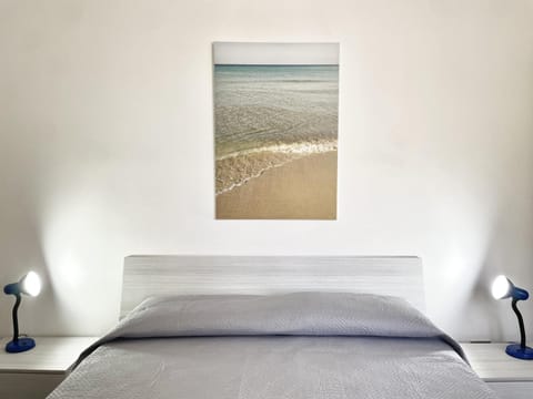 Bed, Natural landscape, Photo of the whole room, Decorative detail, Bedroom