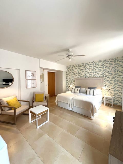 Bed, TV and multimedia, Living room, Photo of the whole room, Seating area, Bedroom, air conditioner