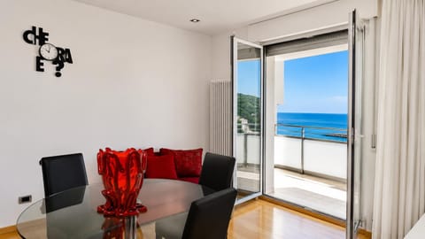 Natural landscape, Balcony/Terrace, Living room, Seating area, Sea view