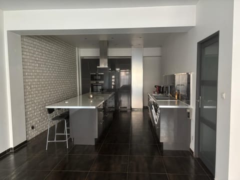 Coffee/tea facilities, Kitchen or kitchenette, Dining area, stove