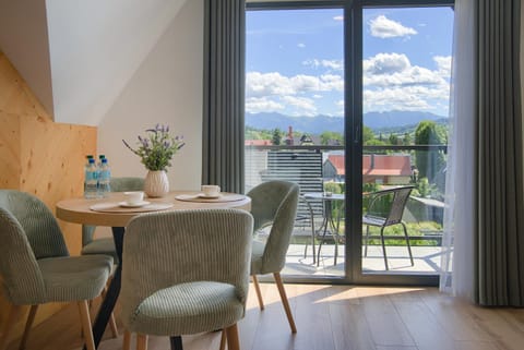 Day, View (from property/room), Balcony/Terrace, Dining area, Mountain view