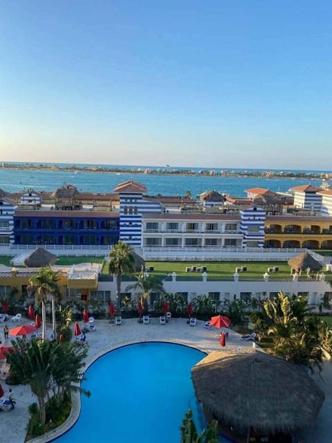 Property building, Nearby landmark, Day, Natural landscape, Bird's eye view, Beach, Evening entertainment, Pool view, Sea view, Swimming pool, Swimming pool, sunbed