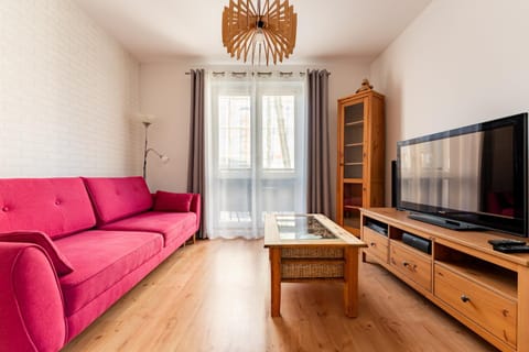 TV and multimedia, Living room, Seating area, Evening entertainment