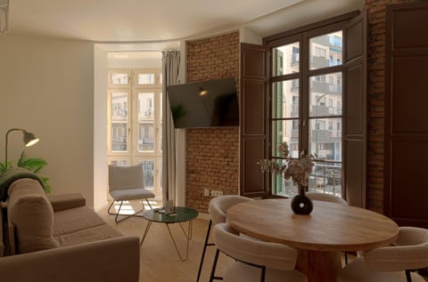 Communal lounge/ TV room, TV and multimedia, Living room, Seating area, Dining area, Evening entertainment