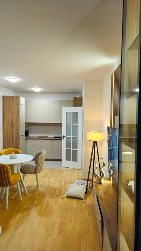 TV and multimedia, Kitchen or kitchenette, Living room, Dining area, air conditioner