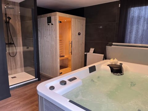 Hot Tub, Sauna