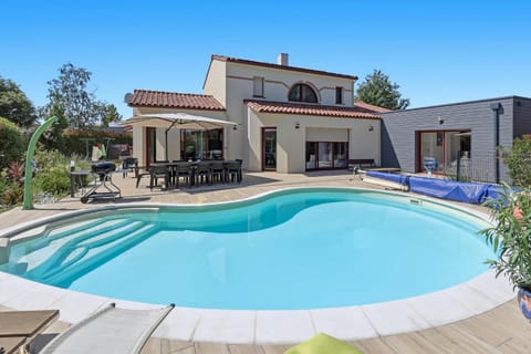 Property building, Patio, Day, Pool view, Swimming pool, sunbed