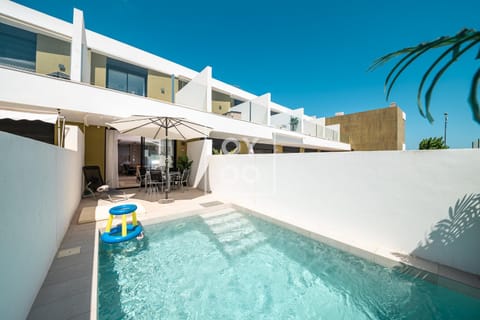 Property building, Balcony/Terrace, Pool view, Swimming pool