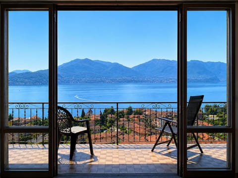 Balcony/Terrace, Lake view, Mountain view
