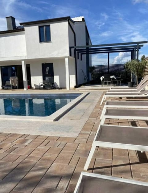 Property building, Day, Pool view, Swimming pool, sunbed