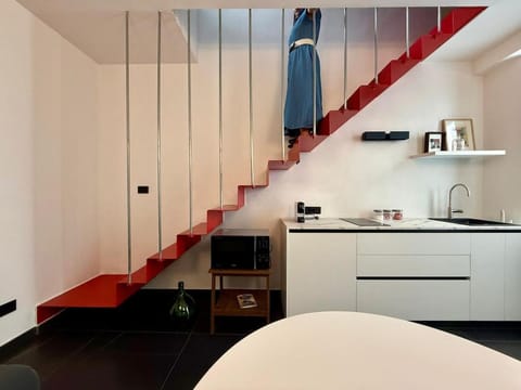 Kitchen or kitchenette, minibar, stove