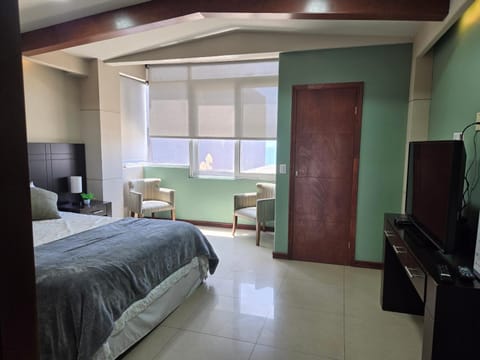 Bed, TV and multimedia, Bedroom