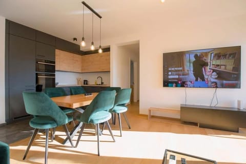 TV and multimedia, Kitchen or kitchenette, Living room, Seating area, Dining area