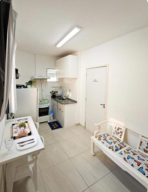 Kitchen or kitchenette, Food and drinks, Dining area, Food, stove