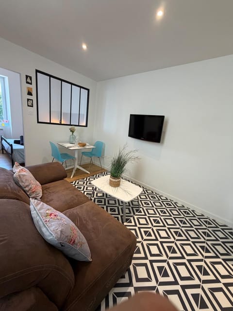 TV and multimedia, Living room, Decorative detail, Seating area