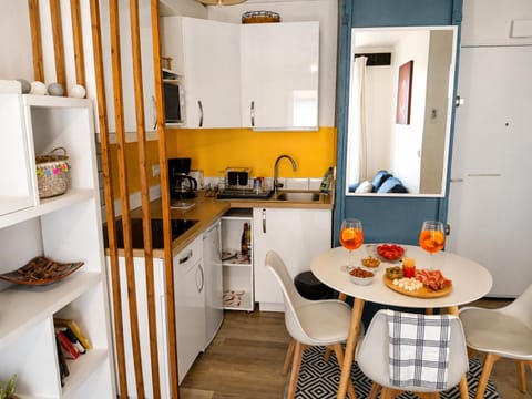 Kitchen or kitchenette, Dining area, stove