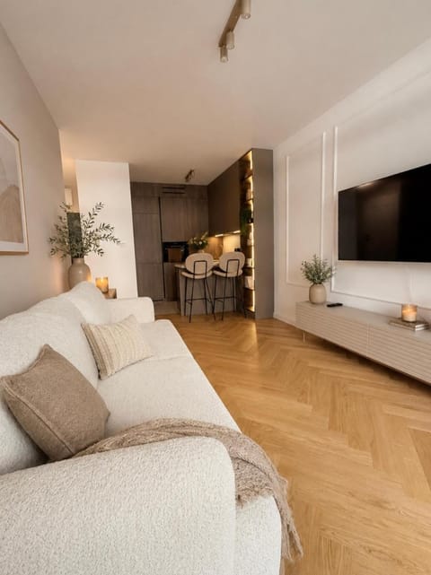 Communal lounge/ TV room, TV and multimedia, Living room, Seating area, Evening entertainment