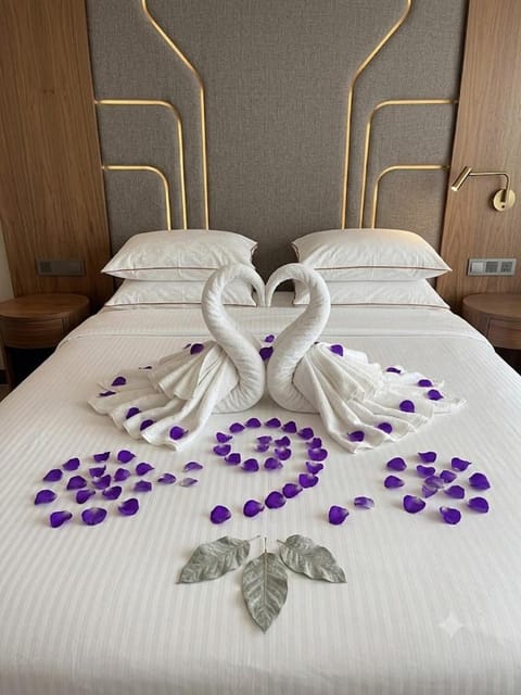 Bed, Photo of the whole room, Bedroom, towels