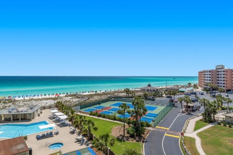 Beach, Tennis court, Area and facilities, Swimming pool