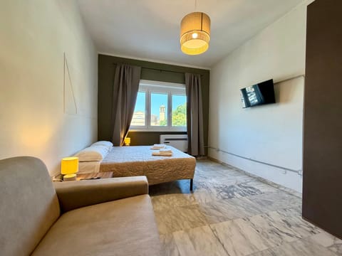 Bed, TV and multimedia, Living room, Photo of the whole room, Seating area, Bedroom
