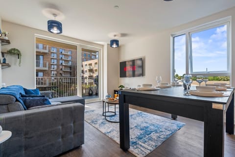 Communal lounge/ TV room, TV and multimedia, View (from property/room), Balcony/Terrace, Living room, Seating area, Dining area, Evening entertainment