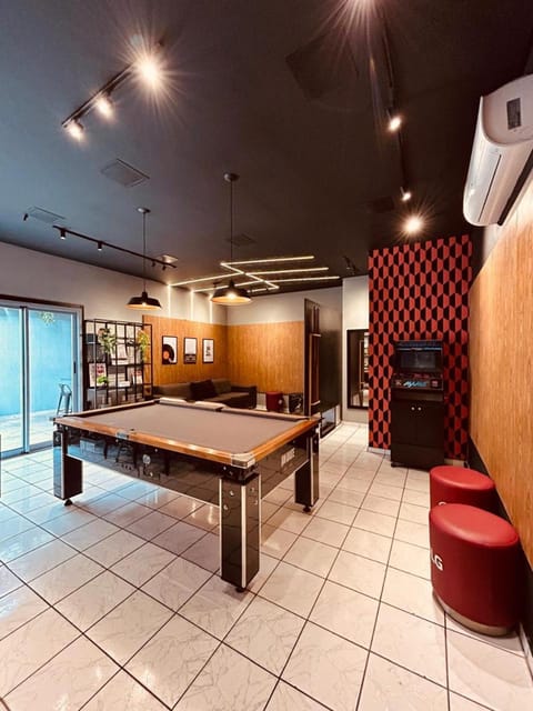 Billiard, Game Room