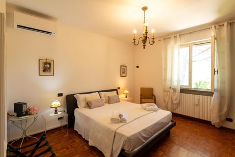 Bedroom, towels