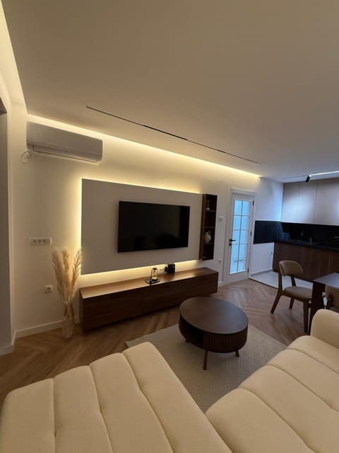 Communal lounge/ TV room, TV and multimedia, Living room, Seating area, Evening entertainment