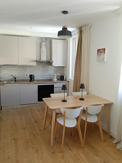 Living room, internet, kitchen, air conditioner