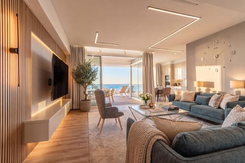 Communal lounge/ TV room, Natural landscape, TV and multimedia, Living room, Seating area, Evening entertainment, Sea view