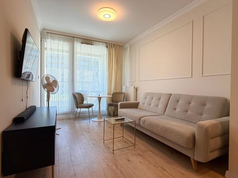 Communal lounge/ TV room, TV and multimedia, Living room, Seating area, Evening entertainment