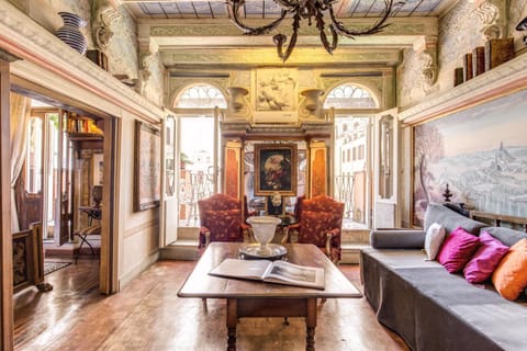 Photo of the whole room, Decorative detail