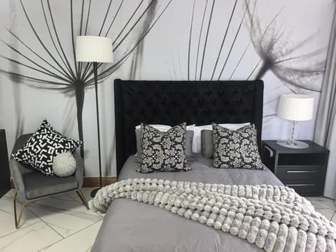 Bed, Seating area, Bedroom