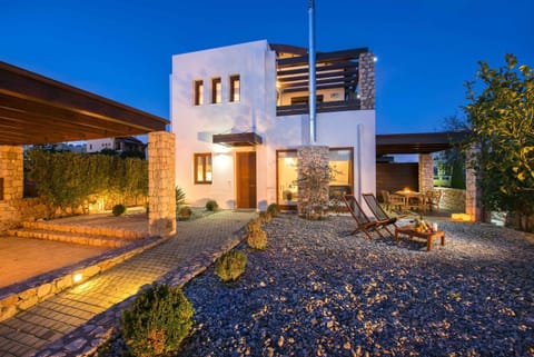 Property building, Facade/entrance, Garden, Balcony/Terrace