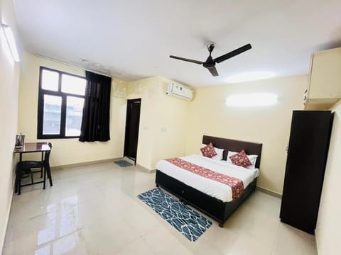 Bed, Photo of the whole room, Bedroom, fireplace, air conditioner
