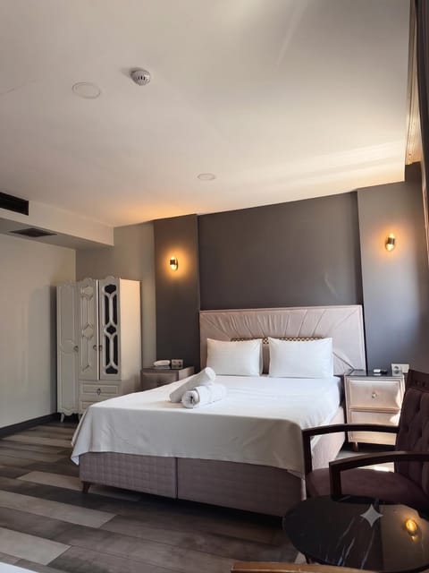 Bed, TV and multimedia, Living room, Decorative detail, Seating area, Bedroom, wardrobe, air conditioner