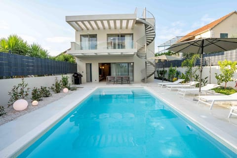 Property building, Patio, Day, Pool view, Swimming pool, sunbed