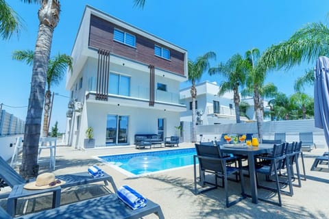 Property building, Patio, Day, Dining area, Pool view, Swimming pool, sunbed