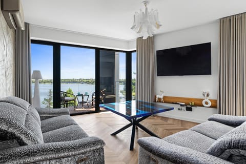 TV and multimedia, Living room, Seating area, Lake view