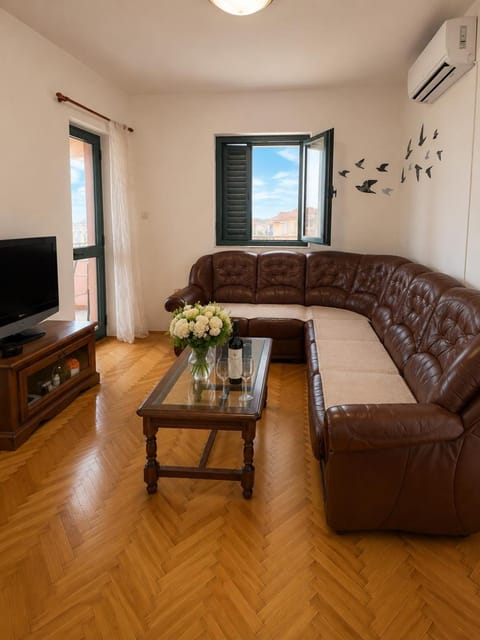 Living room, Seating area, air conditioner