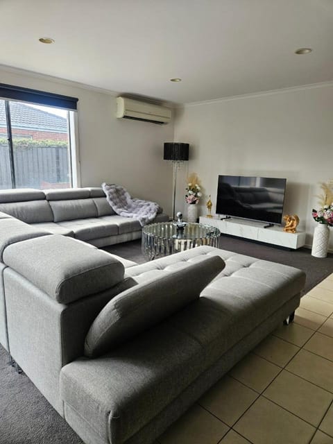 Communal lounge/ TV room, TV and multimedia, Living room, Seating area, Evening entertainment, air conditioner