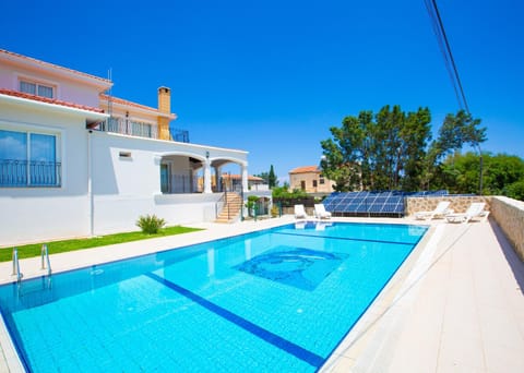 Property building, Day, Pool view, Swimming pool, Swimming pool, sunbed