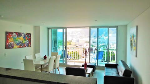Facade/entrance, Kitchen or kitchenette, Living room, Other, Decorative detail, Dining area, Family