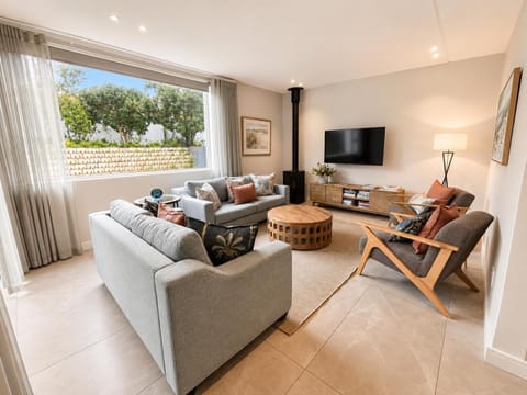 Communal lounge/ TV room, TV and multimedia, Living room, Seating area, Evening entertainment
