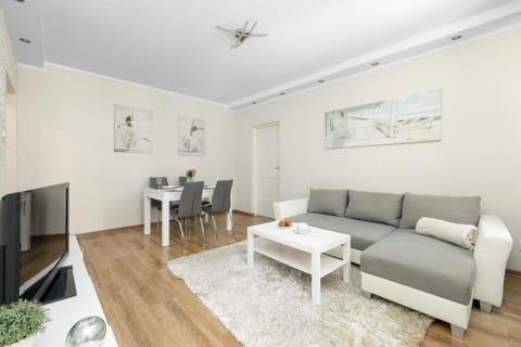 Communal lounge/ TV room, TV and multimedia, Living room, Seating area, Dining area, Evening entertainment