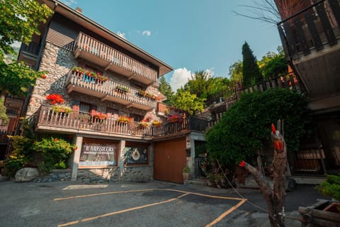 Property building, Day, Neighbourhood, Street view