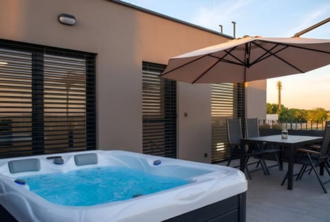 Hot Tub, Balcony/Terrace, Seating area