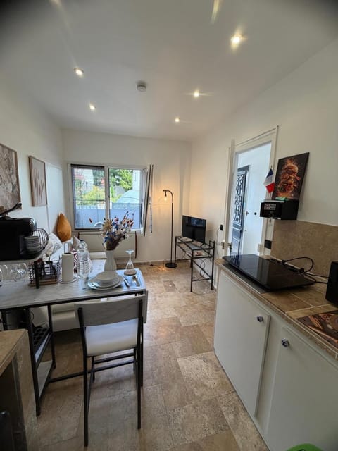 TV and multimedia, Coffee/tea facilities, Kitchen or kitchenette, Living room, Seating area, Dining area, minibar, stove, toaster