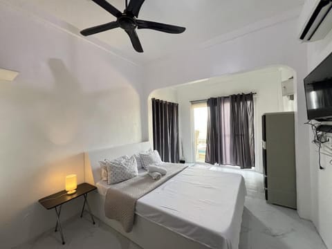 Bed, TV and multimedia, View (from property/room), Bedroom, air conditioner