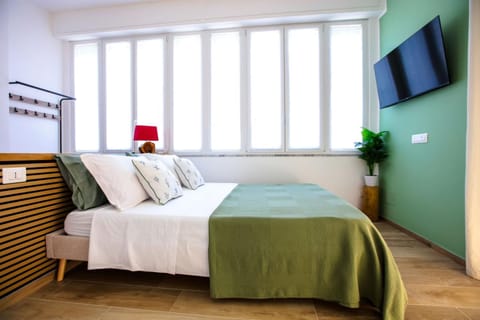 Bed, TV and multimedia, Bedroom